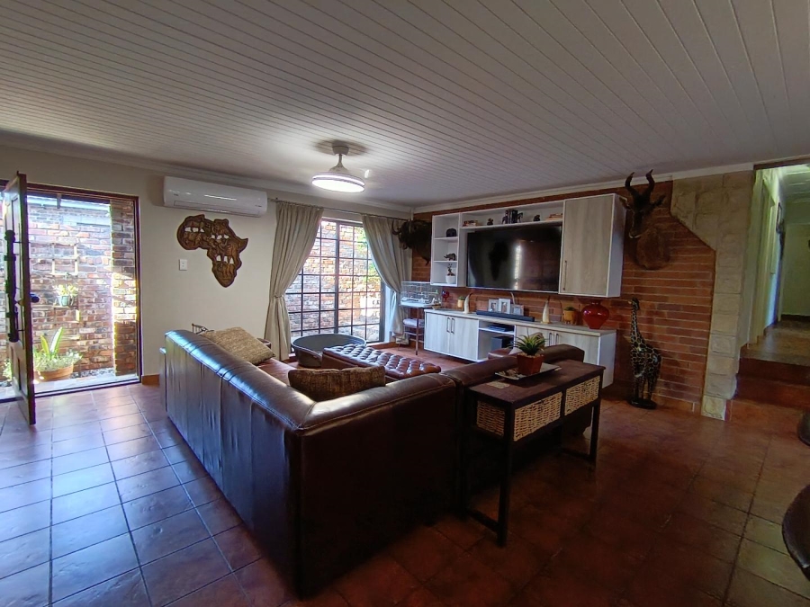5 Bedroom Property for Sale in Langenhovenpark Free State